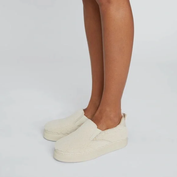 CHLOE LAUREN SLIP-ON SHEARLING SHOE IN MILD BEIGE REAL FUR DYED